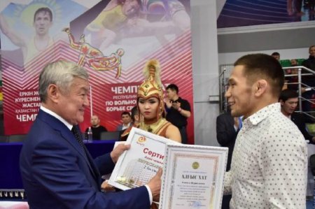 Бердібек Сапарбаев Азия чемпионы Нұрислам Санаевқа пәтер сыйлады