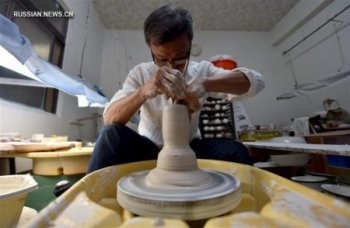 Тайваньдық фарфор суретшісі «биші» тостаған жасады