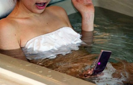 Телефонын ваннаға түсіріп алған 13 жасар қыз қайтыс болды