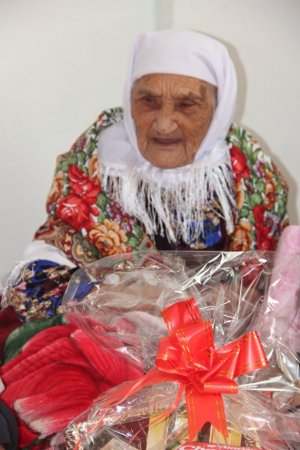 100 жастағы Рахия Ақжановаға құрмет көрсетті