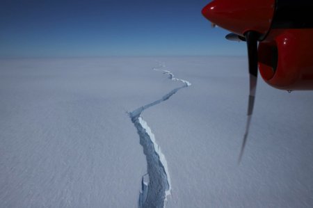 Антарктикадан үлкен айсберг бөлінді