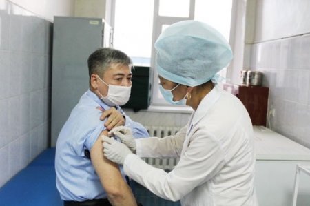 Аудан әкімі ІІ типтік вакцина дозасын салдырды