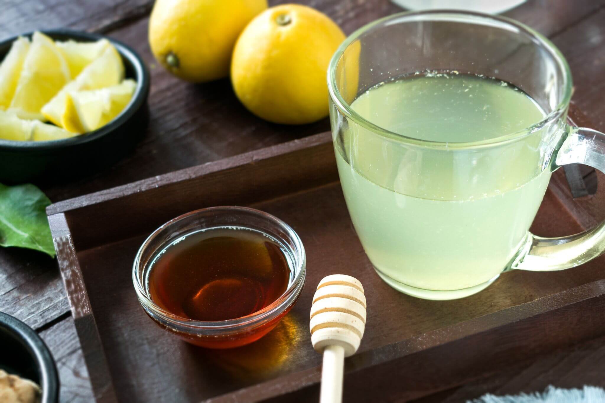 Рецепт воды с имбирем. Чай с лимоном. Медовая вода. Чай с лимоном и медом. Зеленый чай с лимоном.