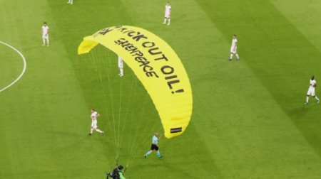 EURO2020: Матч алдында парашютшы алаңға қонды