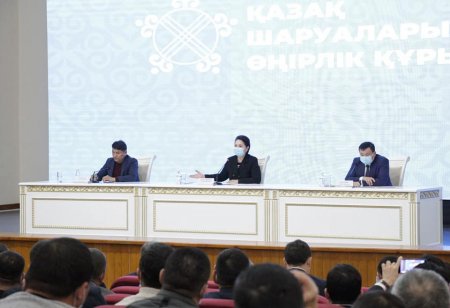 Облыс әкімі сарапшы Алмасбек Садырбаевпен бірге шаруалардың мәселесін тыңдады