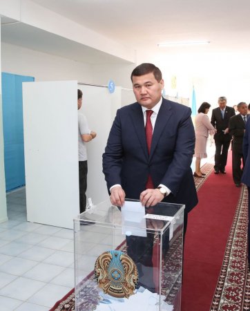 Референдум: Облыс әкімі Нұрлыбек Нәлібаев дауыс берді