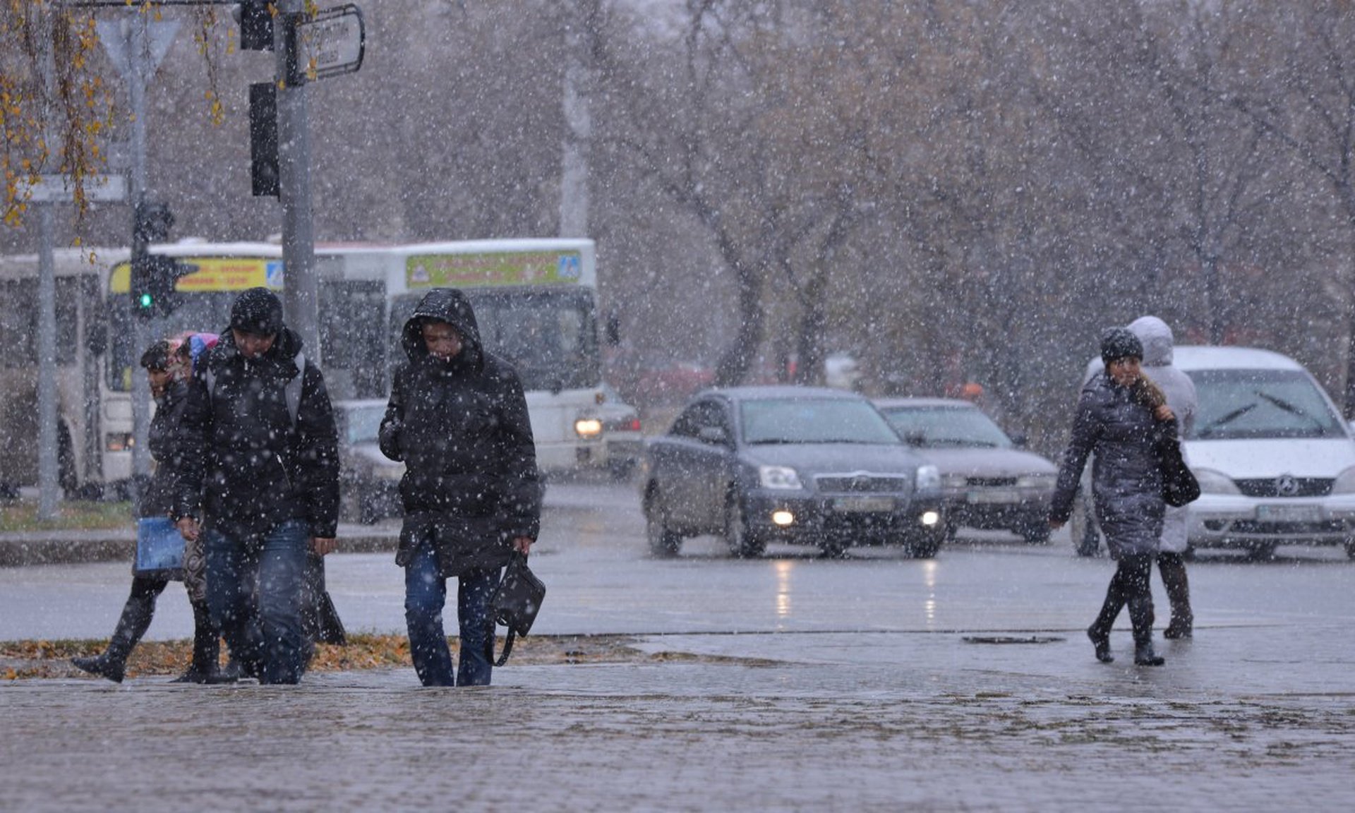 Жаңаөзен ауа райы. Гололед. Штормовое предупреждение. Казахстан дождь. Снег и гололед на трассе.