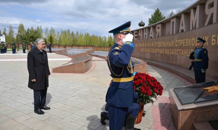 Мемлекет басшысы қазақстандық жауынгерлерге арналған мемориалдық кешенге гүл шоғын  қойды