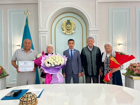 «Бақытты отбасы» партиялық жобасы аясында «Алтын той» иелері мен жас жұбайларға құрмет көрсетті