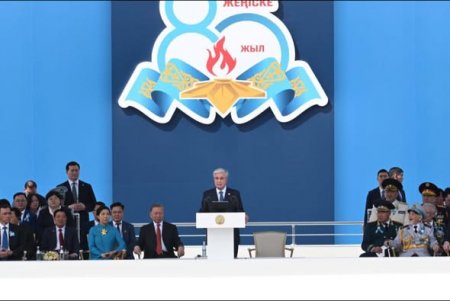 Президент Қасым-Жомарт Тоқаев пен Вьетнам Коммунистік партиясы ОК Бас хатшысы То Лам әскери парадты тамашалады