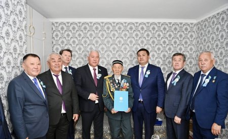Аймақ басшысы Ұлы Отан соғысының ардагері Яхия Тасыровты Жеңістің 80 жылдығымен құттықтады