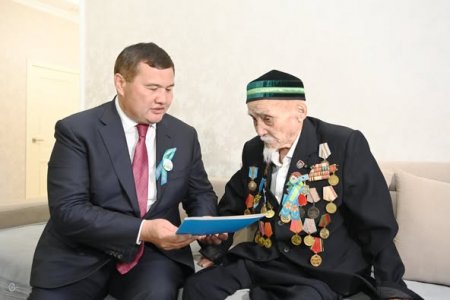 Аймақ басшысы Ұлы Отан соғысының ардагері Тілеуберген Тобабергеновті Жеңістің 80 жылдығымен құттықтады