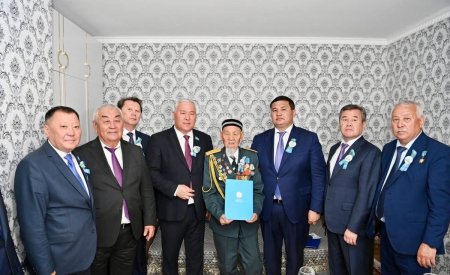 Теңдессіз тарих:  қарт майдангерге құрмет көрсетілді