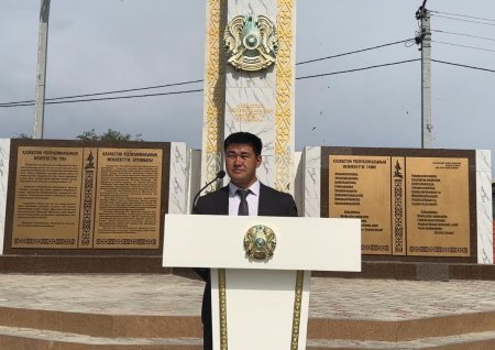 Рәміздер күні қарсаңында мемлекеттік қызметкерлер салтанатты түрде ант қабылдады