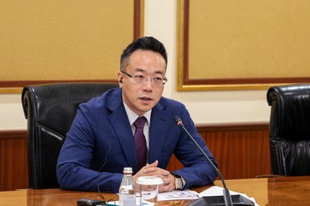 Олжас Бектенов Geo-Jade Petroleum басшысы Ван Вэньтаомен «Созақ» кен орнында газ өндіру жобасын жүзеге асыру барысын талқылады