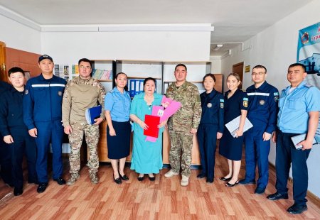 Медицина мамандарын кәсіби мерекемен құттықтады