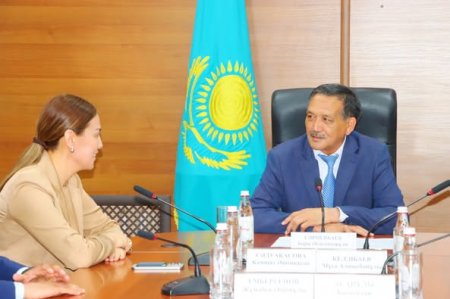 Сот қызметкерлерін кәсіби мерекемен құттықтады