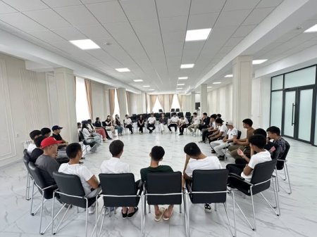 Жастармен еркін форматта кездесу