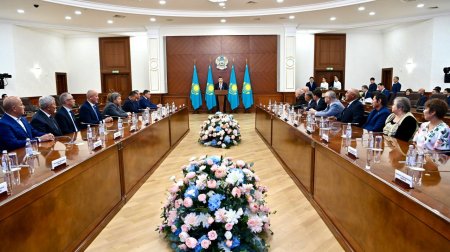 Премьер-министр Олжас Бектенов құрылыс саласының қызметкерлеріне Мемлекет басшысының атынан марапаттар табыс етті