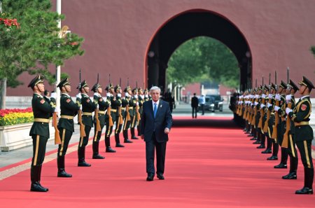 Президент Қасым-Жомарт Тоқаев Екінші дүниежүзілік соғыстағы Жеңістің 80 жылдығына арналған әскери парадқа барды