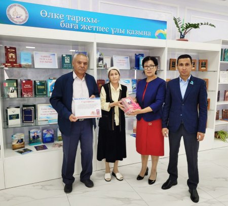 Кітапханаға «Ізгіден қалған із» кітабын сыйлады