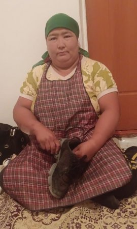 Етік тігуге ебі бар келіншек