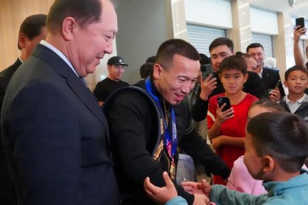 Сыр жұртшылығы әлем чемпионы Айдос Сұлтанғалиді салтанатты түрде қарсы алды