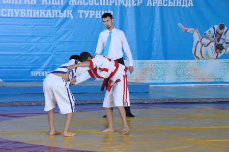 Боз кілемде балуандар күш сынады