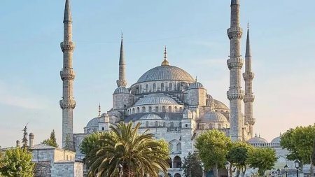 «Аяқ-киімін шешіп қойды». Рим папасы Түркияда болып, Көк мешітке бас сұқты