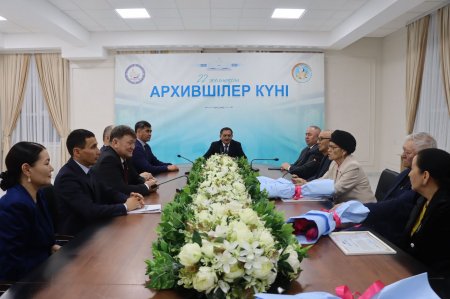 Аудан әкімі архив қызметкерлерін кәсіби мерекемен құттықтады