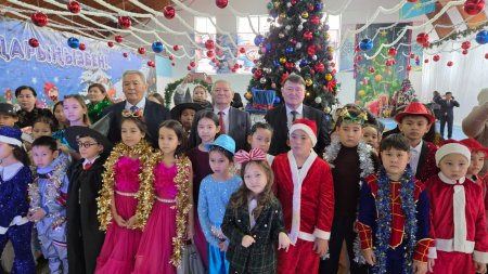 Шаттыққа толы кәсіподақ шыршасы