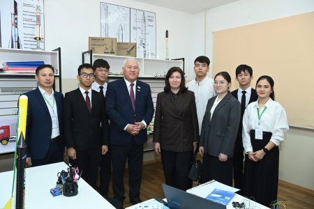 Байқоңыр қаласындағы мектеп-лицейдің материалдық базасымен танысты