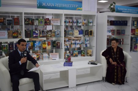 Үш тағанды қатар ұстаған ақын