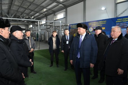 Аймақ басшысы түйе сүтінен құрғақ ұнтақ шығаратын зауыт құрылысымен танысты