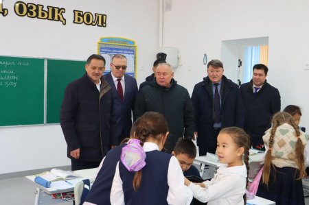 Аудан әкімі жаңарған мектеп жұмысымен танысты