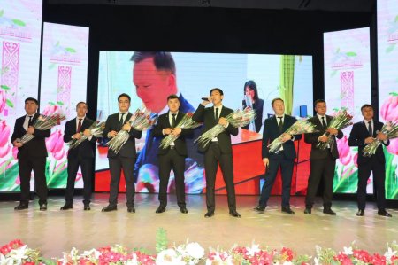 Әлем-бесік ана әлдиімен тербелсін