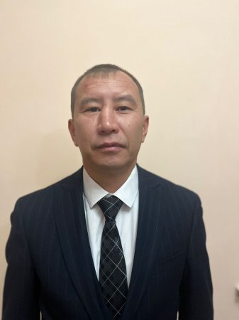 Сала жүгін арқалаған  сектор меңгерушісі