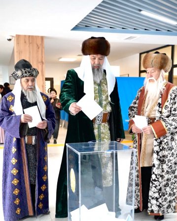 Қазақтың үш ханы дауыс беруге келді