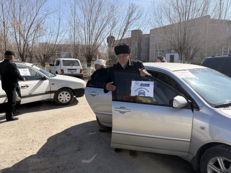 Сырдариялық автоволонтерлер тұрғындарға дауыс беруге көмек көрсетуде