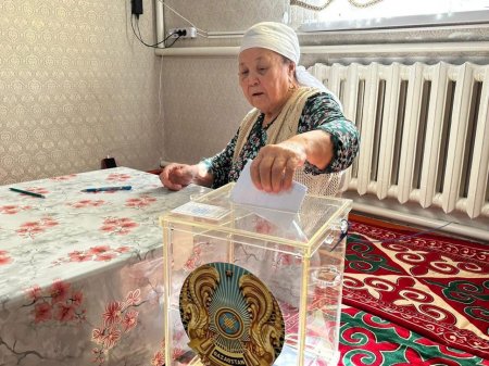 Референдумға келе алмайтын тұрғындар үйден дауыс берді