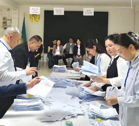 Комиссия мүшелері дауыстарды санауды жүргізуде