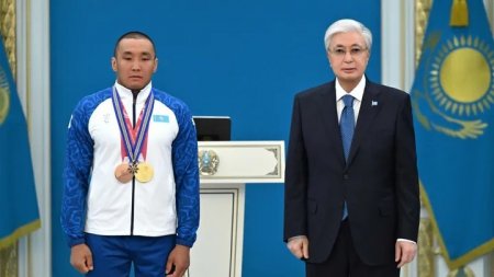 Тоқаев Паралимпиада ойындарының чемпионы Ербол Хамитовты III дәрежелі "Барыс" орденімен марапаттады
