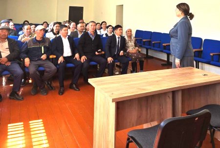 Ауыл тұрғындарымен кездесті