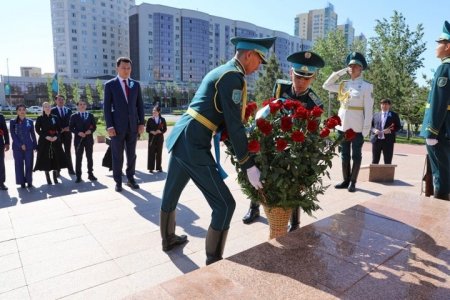 Мемлекеттік кеңесші Бауыржан Момышұлының ескерткішіне гүл шоқтарын қойды