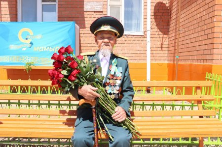 Ұлы Жеңіс рухы — қарт майдангерге құрмет