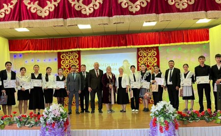 Ұстаз атына сынып берілді