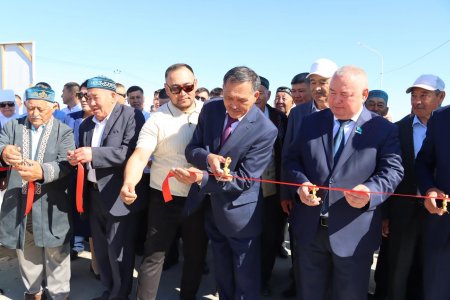 Түлектер тарту ретінде Аманкелді ауылының кіреберісіне жаңа қақпа орнатты