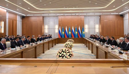Қасым-Жомарт Тоқаев пен Владимир Путин келіссөздерді ресми делегация мүшелерінің қатысуымен кеңейтілген құрамда жалғастырды