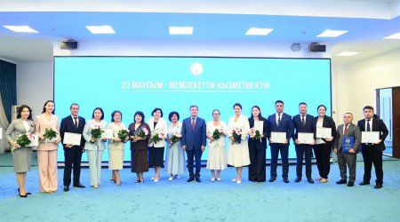 Мемлекеттік қызметші күні: үздіктер марапатталып, жас мамандар ант қабылдады