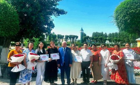 Түлектерге қолдау көрсетті
